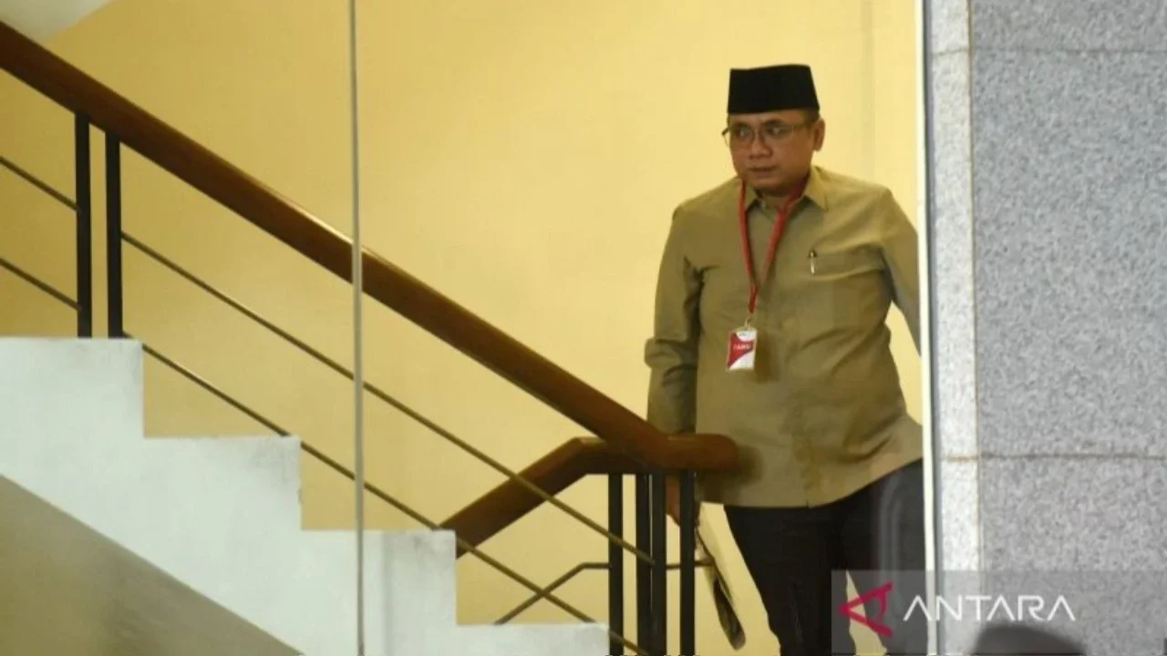 Komisi Pemberantasan Korupsi (KPK) resmi menetapkan mantan Menteri Agama Yaqut Cholil Qoumas dan staf khususnya, Ishfah Abidal Aziz alias Gus Alex, sebagai tersangka dalam kasus dugaan korupsi terkait penentuan kuota haji tahun 2023–2024, membuat publik