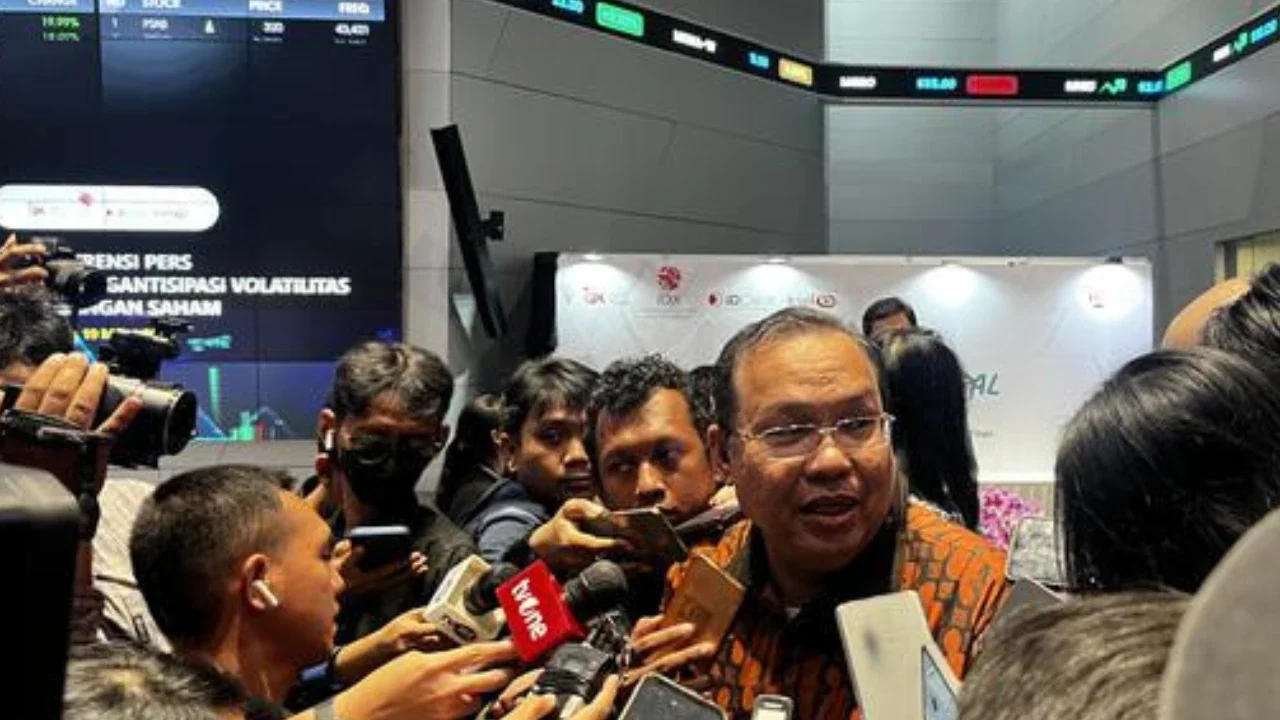 Direktur Utama PT Bursa Efek Indonesia Iman Rachman mengungkap bahwa peluncuran perdagangan karbon internasional ini menunjukkan komitmen Indonesia untuk berkontribusi terhadap pencapaian pen