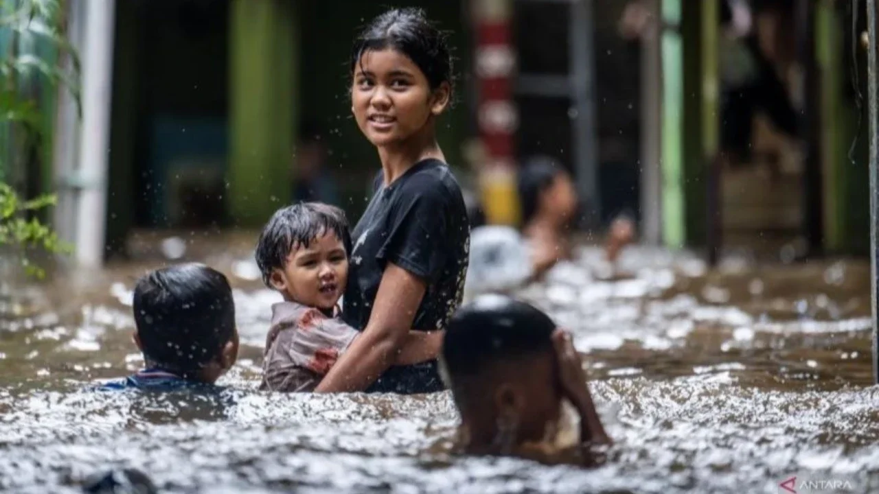 Banjir Jakarta masih merendam puluhan Rukun Tetangga dan ruas jalan di sejumlah wilayah ibu kota pada Sabtu pagi, dengan ketinggian bervariasi. Simak detail dampak terkini banjir di Jakarta.