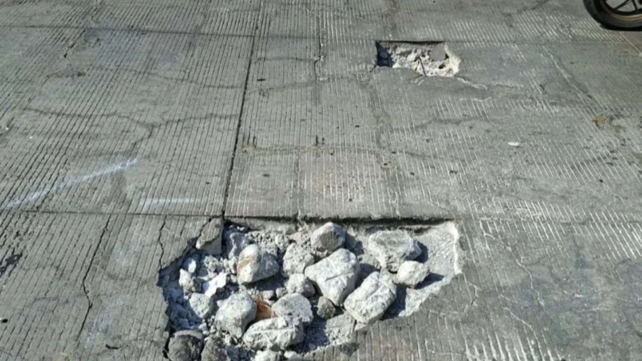Dinas Bina Marga DKI Jakarta bergerak cepat menambal jalan berlubang di Flyover Pesing, Jakarta Barat, menyusul banyaknya keluhan mobil pecah ban. Kondisi jalan berlubang Jakarta Barat ini kerap dikeluhkan warga.