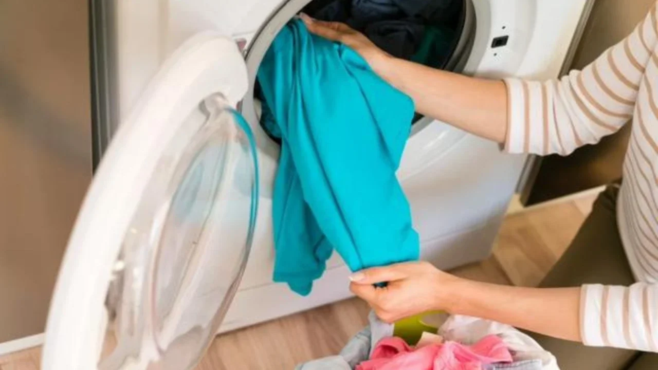 Baking soda hingga aseton, simak cara terbaik untuk atasi baju yang luntur saat dicuci.