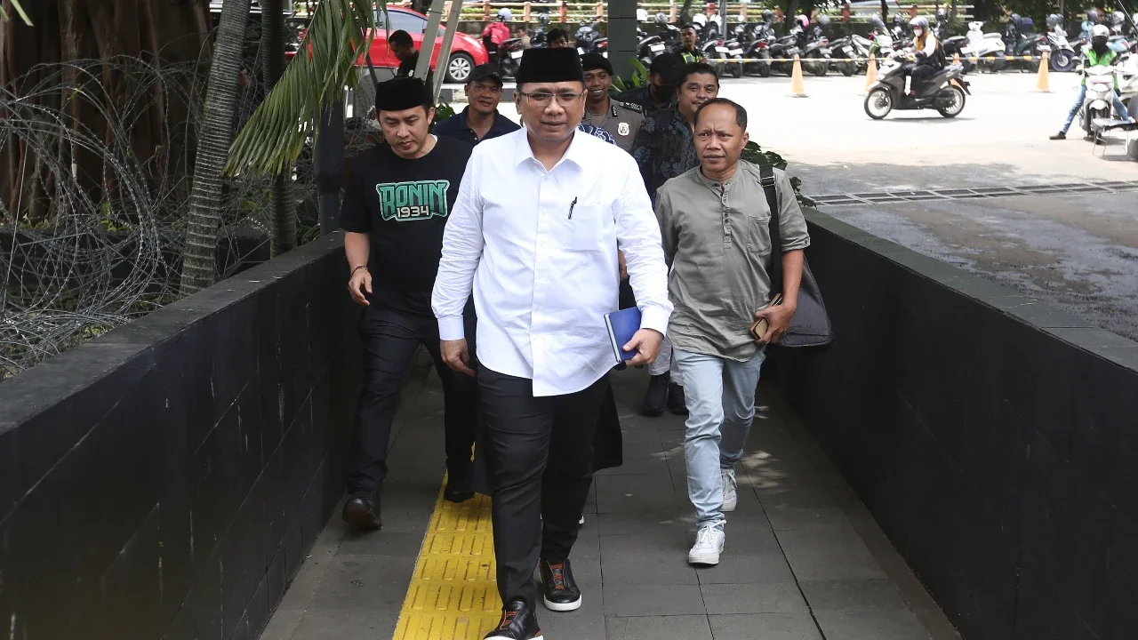 Tersangka kasus dugaan korupsi kuota haji dan penyelenggaraan ibadah haji Yaqut Cholil Qoumas saat memenuhi panggilan KPK di Gedung Merah Putih KPK, Jakarta, Jumat (30/1/2026)