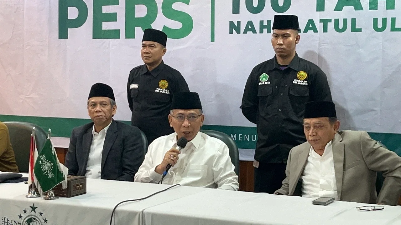 Ketum PBNU Gus Yahya (tengah)