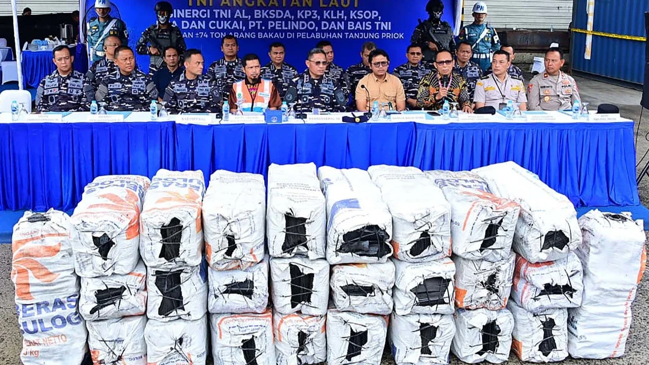 Komandan Komando Daerah TNI Angkatan Laut (Dankodaeral) III Laksamana Muda TNI Uki Prasetia (tengah) didampingi Senior Manager Commercial PT Pelindo Regional II Tanjung Priok Chandra Irawan (kiri) dan Kepala Seksi KSDA Wilayah III BKSDA Jakarta Irfani (kanan) menyampaikan keterangan pada konferensi pers penangkapan dua kontainer arang bakau di Cargo Distribution Center (CDC) Banda, Pelabuhan Tanjung Priok, Jakarta, Jumat (30/1/2026).