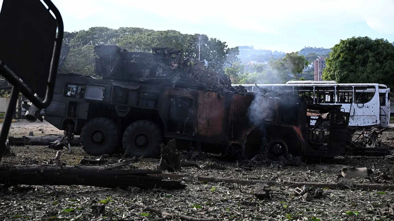 Sebuah kendaraan pencegat rudal yang terbakar terlihat di pangkalan udara La Carlota di Caracas, Venezuela,  Sabtu (03/0/2026) waktu setempat.