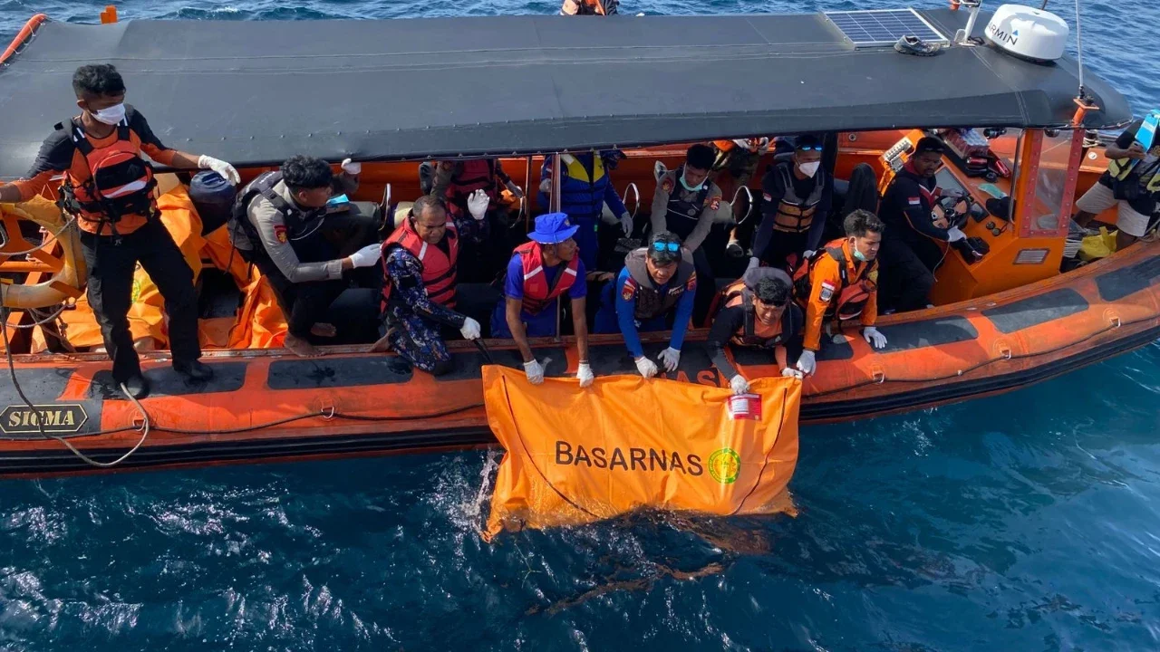 Tim SAR gabungan mengevakuasi satu jenazah WNA Spanyol diantara perairan Pulau Padar dan Pulau Serai, Labuan Bajo, Nusa Tenggara Timur (NTT), Minggu (04/01/2025)
