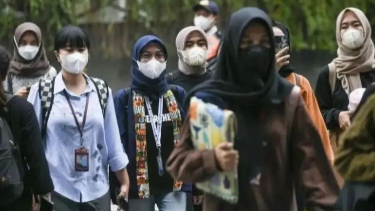 Ketua PDPI Prof. Tjandra Yoga Aditama mendesak pemerintah, termasuk DKI Jakarta, untuk meningkatkan antisipasi superflu melalui penguatan layanan kesehatan primer dan surveilans, meskipun Kemenkes menyatakan tidak semematikan COVID-19.