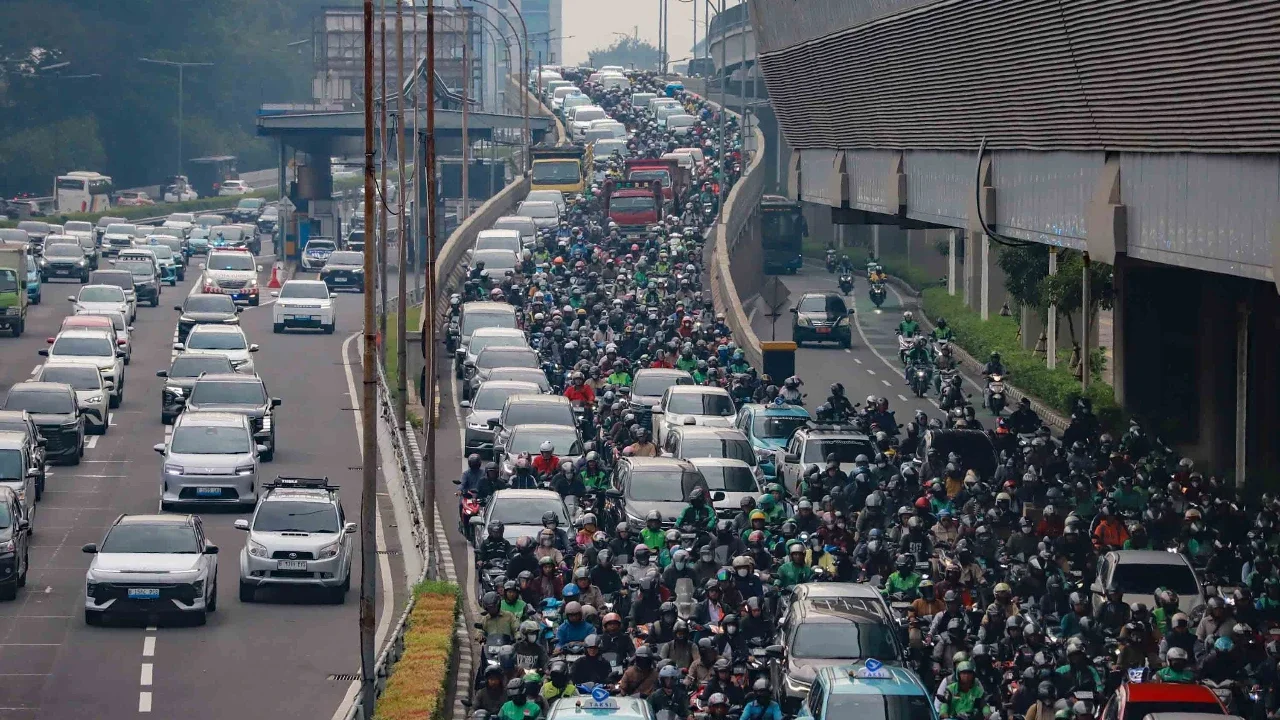 Pengendara  kendaraan terjebak macet saat hari pertama masuk kerja dan sekolah 2026 di di Jalan Jenderal Gatot Subroto, Jakarta, Senin (05/01/2026).