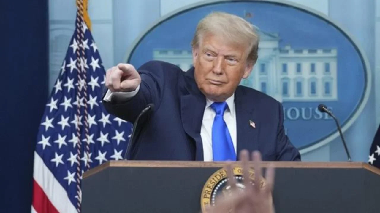 Presiden Donald Trump menunjuk seorang wartawan untuk mengajukan pertanyaan saat berbicara kepada media, Jumat (27/6/2025), di Gedung Putih, Washington, DC, Amerika Serikat. (Dok. AP/Jacqu