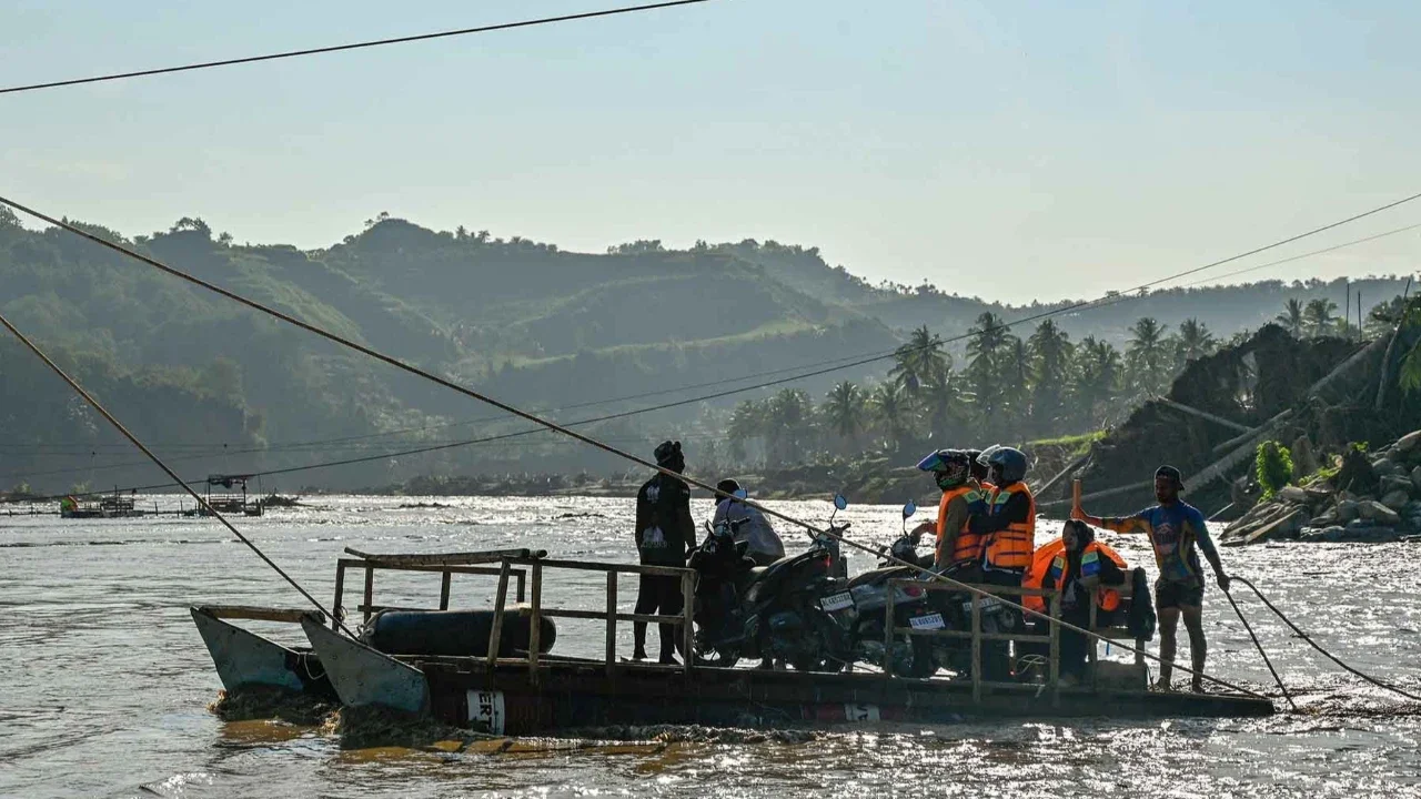 Warga menggunakan rakit  untuk menyeberangi sungai Peusangan di Ulee Jalan, Peusangan Selatan, Bireuen, Aceh, Senin (05/01/2026).