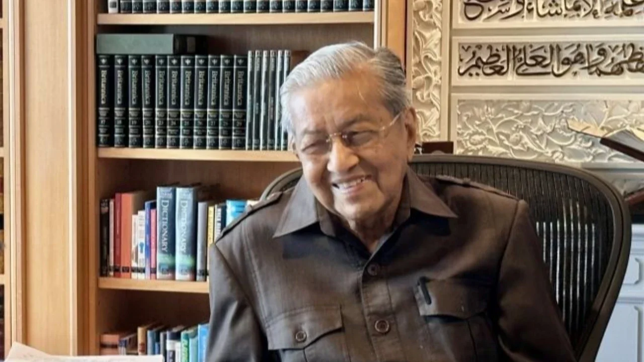 Di usia 99 tahun, mantan Perdana Menteri Malaysia Mahathir Mohamad masih aktif berkendara, berkuda, dan menjalani kehidupan yang sehat, membagikan rahasia panjang umur dan tetap produktif.