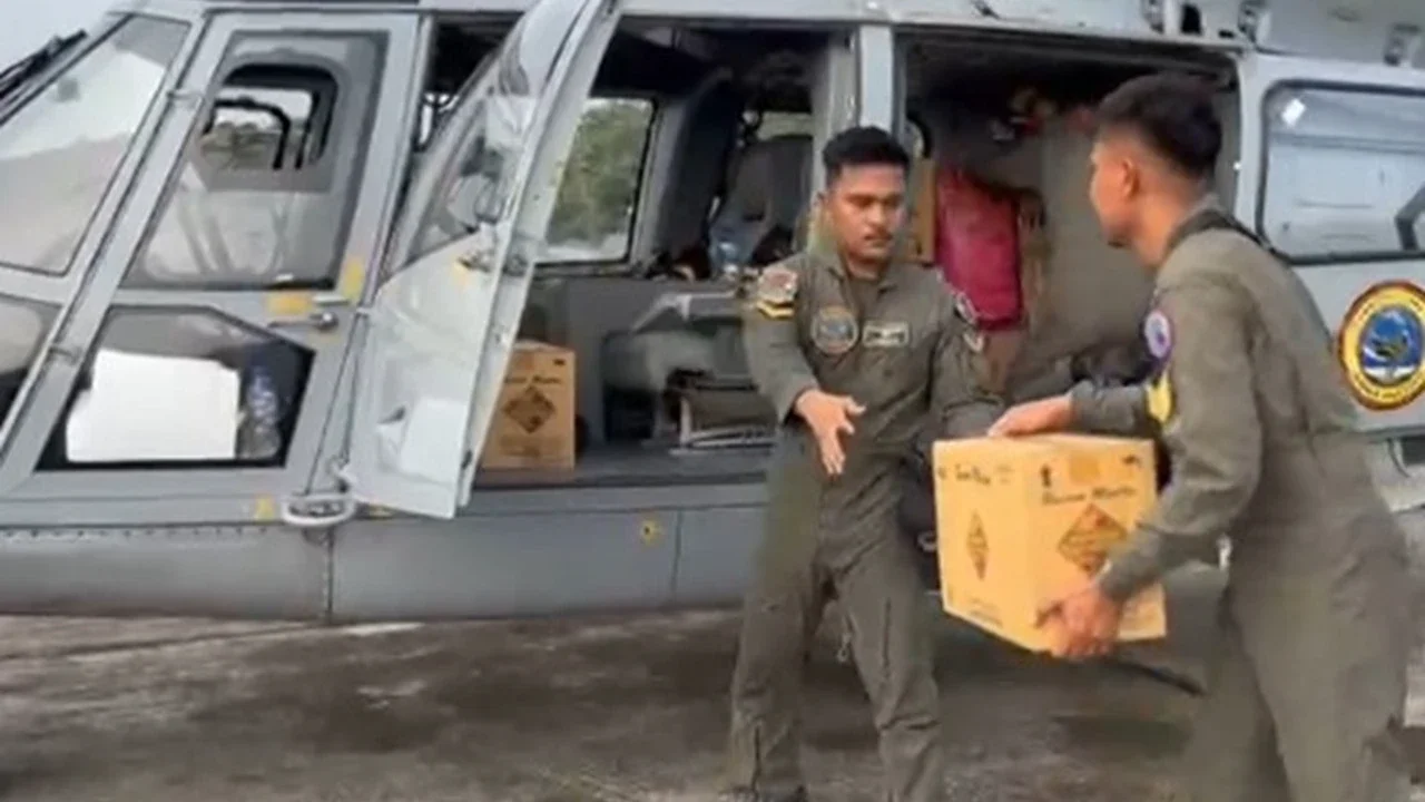 Jangkau Pelosok Aceh Tamiang, Helikopter TNI AL Distribusikan Logistik dan Perlengkapan Ibadah
