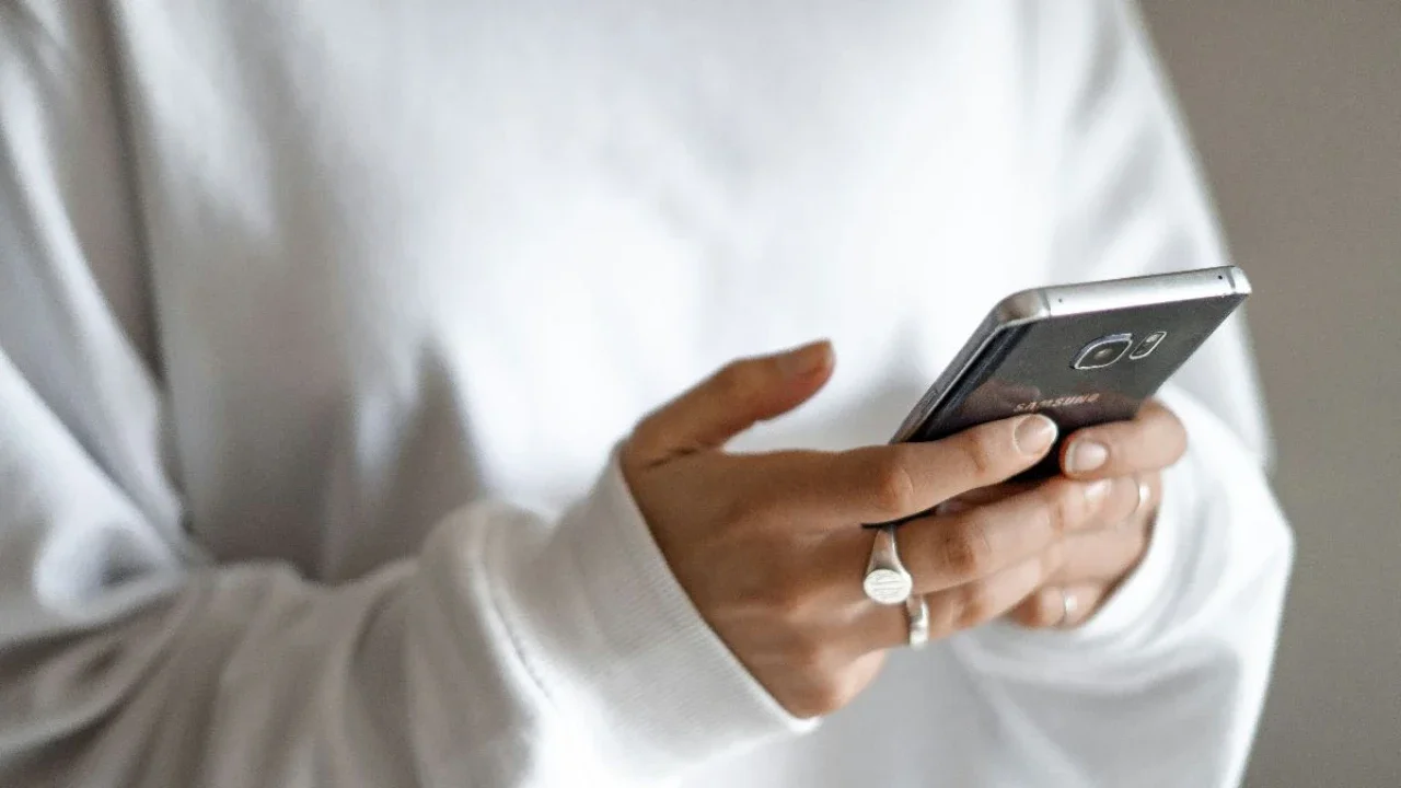 Cara Memegang Ponsel Ungkap Caramu Mencintai Seseorang (Kelli McClintock/unsplash.com)