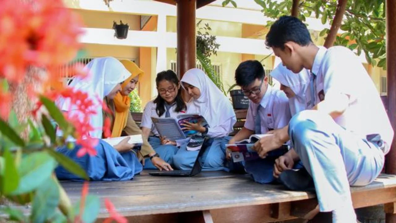 Ilustrasi belajar, siswa, murid, pelajar, sekolah, SMA. (Photo by Ed Us on Unsplash)