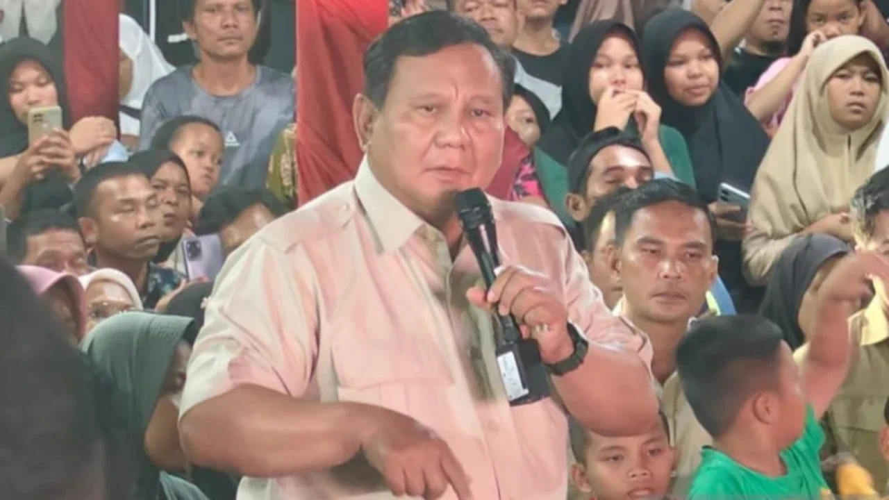 Presiden Prabowo Subianto menyampaikan apresiasi tinggi atas dedikasi petugas dalam Apresiasi Prabowo Penanganan Bencana di Sumatera, menegaskan komitmen pemerintah dalam pemulihan.