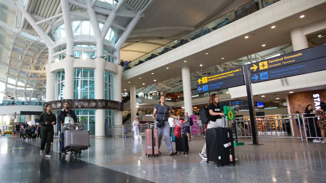 Suasana penumpang di Bandara I Gusti Ngurah Rai Bali