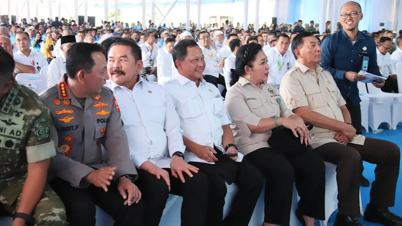 Mendagri Hadiri Panen Raya dan Pengumuman Swasembada Pangan di Karawang