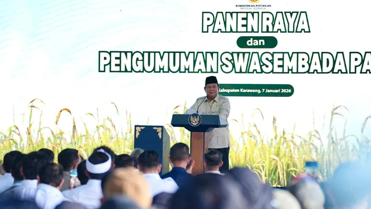 Presiden Prabowo Panen Raya di Karawang