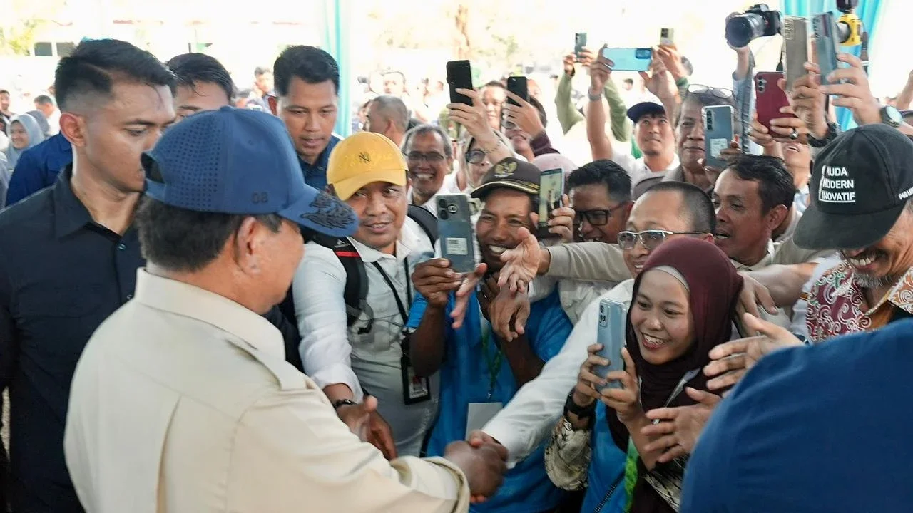 Cek Panen Raya di Karawang, Petani Antusias Bertemu Prabowo