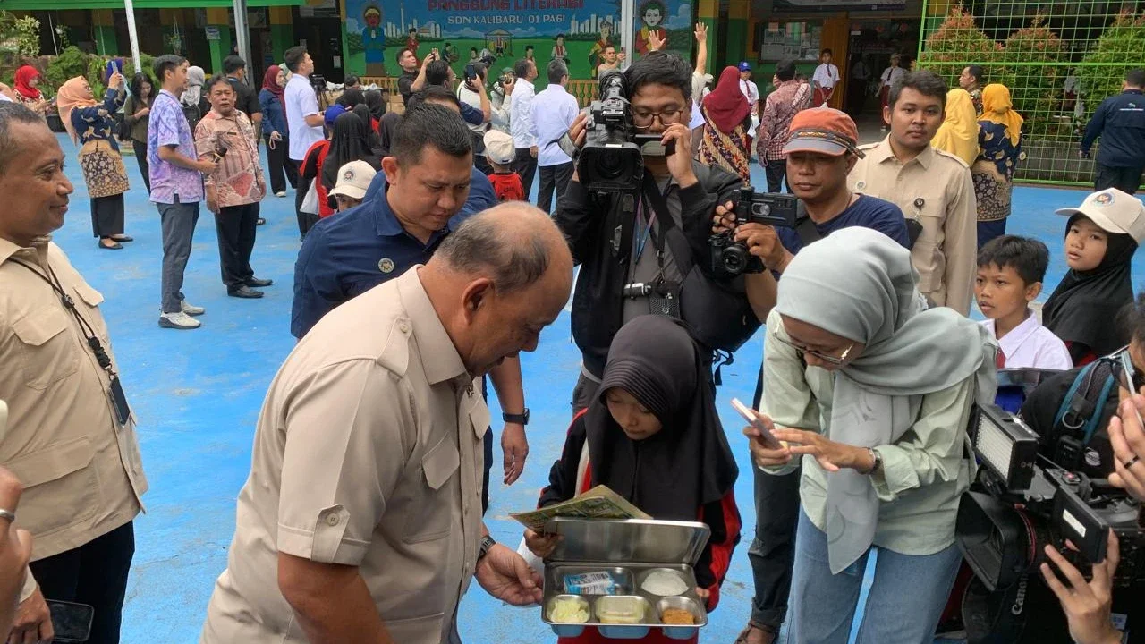 Cara BGN dan Sekolah Hilangkan Trauma Siswa SDN 01 Kalibaru, Ubah Warna Cat Lapangan jadi Biru