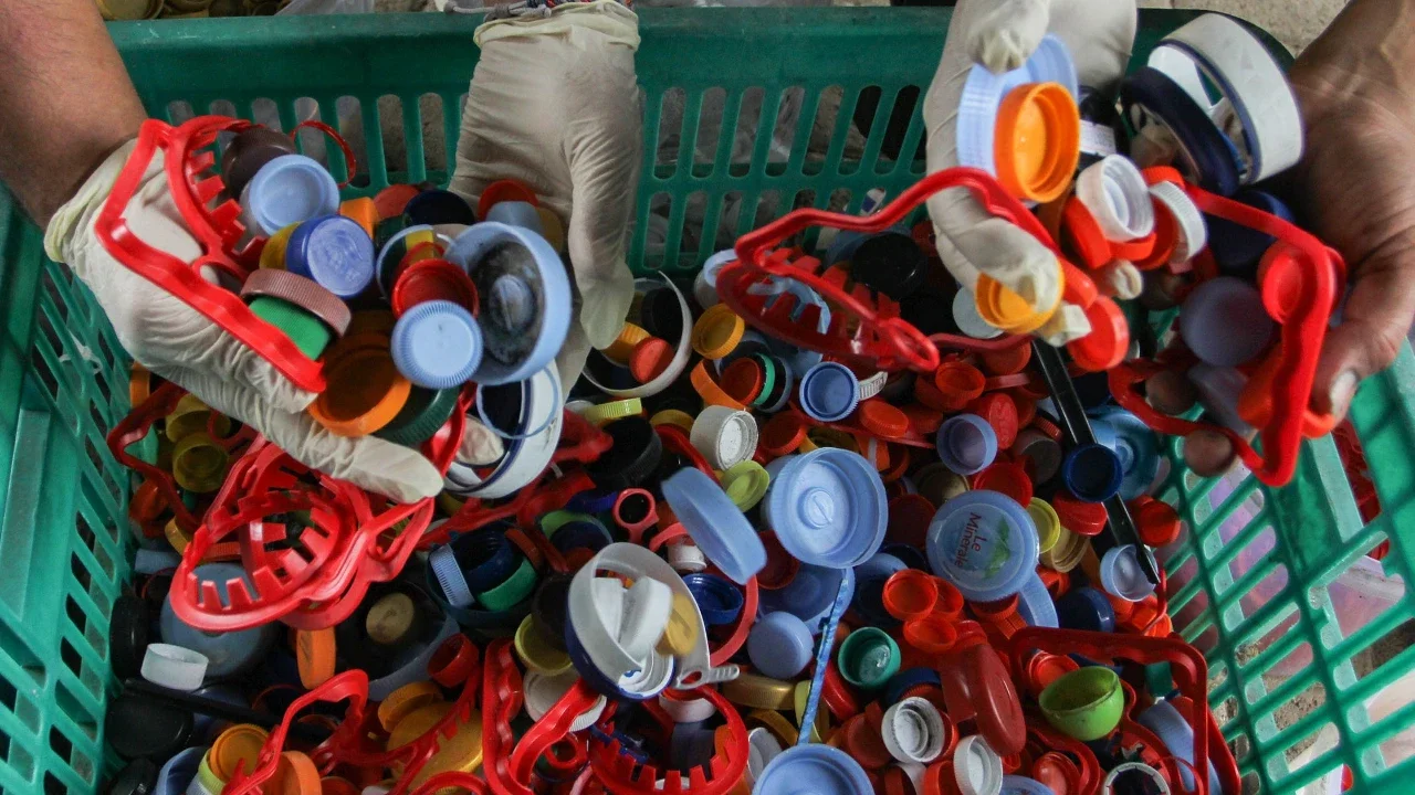 Pekerja menyortir sampah tutup botol plastik di Bank Sampah Kertabumi, Pondok Aren, Tangerang Selatan, Kamis (08/01/2026),