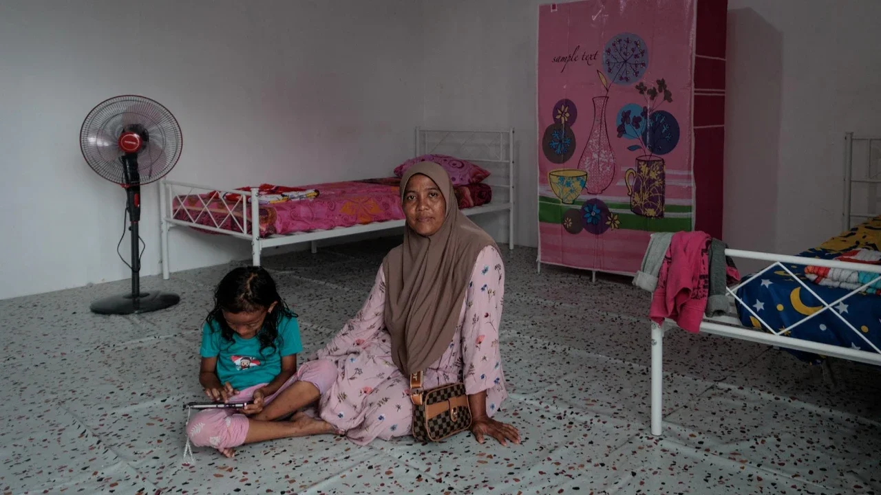 Warga beraktivitas pada unit hunian sementara yang dibangun Danantara di Kabupaten Aceh Tamiang, Aceh, Kamis (08/01/2026).