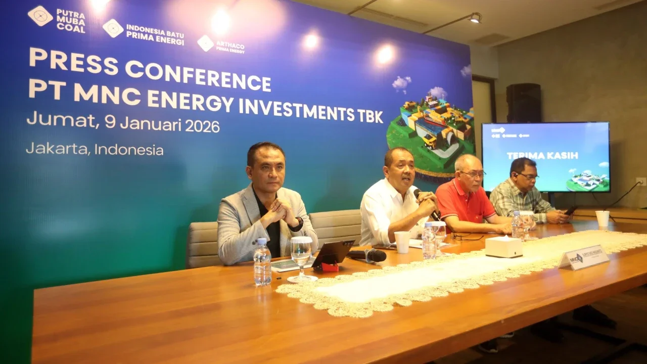 (Dari kiri ke kanan) Direktur PT MNC Energy Investments Tbk Leader D.S. Daeli, Direktur Utama PT MNC Energy Investments Tbk Suryo Eko Hadianto, Deputy Chief Operation Officer Tji Jang, dan Wakil Direktur Utama PT MNC Energy Investments Tbk A. Wishnu Handoyono saat konferensi Pers PT MNC Energy Investments Tbk (IATA) di Jakarta, Jumat (09/01/2026).