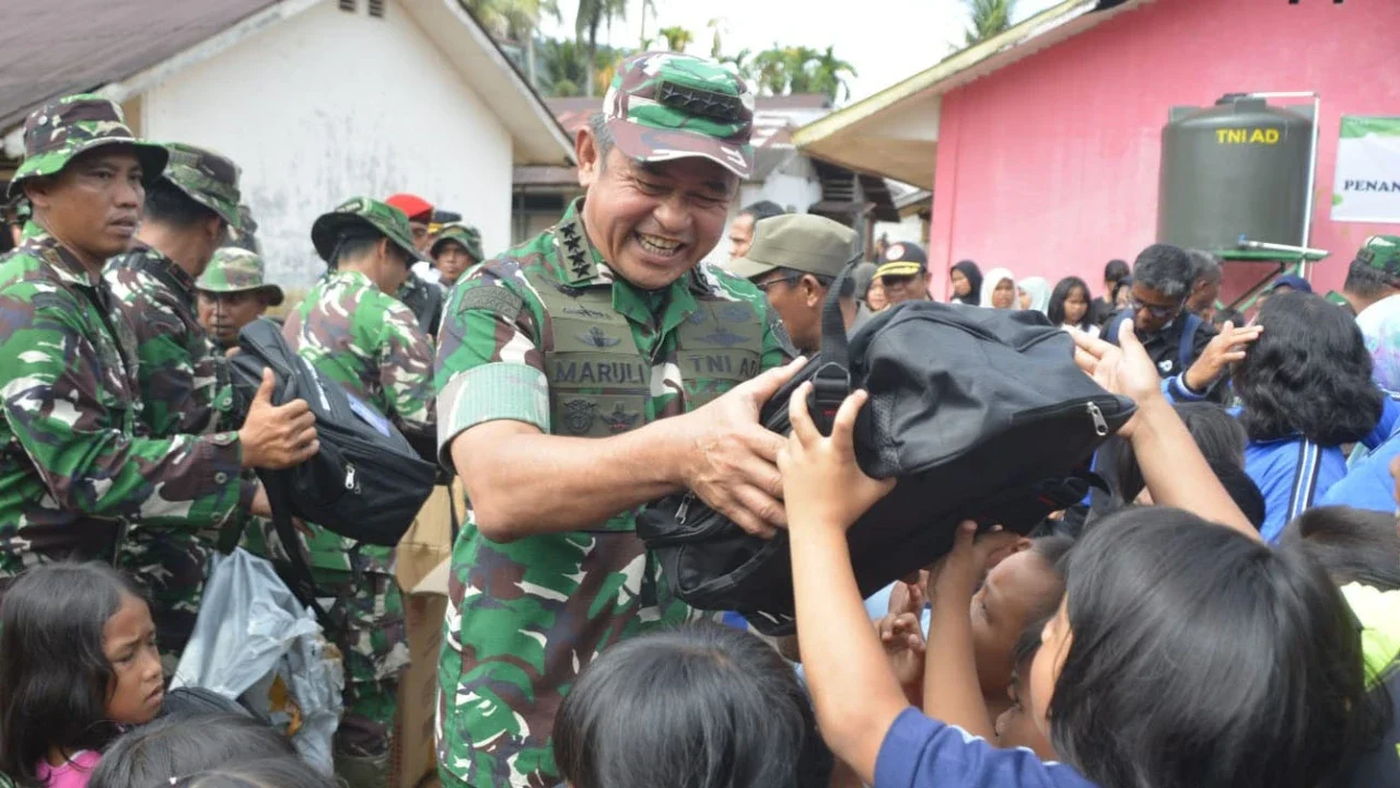 Kepala Staf Angkatan Darat Jenderal TNI Maruli Simanjuntak berinteraksi dengan warga terdampak bencana saat meninjau lokasi pemulihan di Kabupaten Tapanuli Tengah, Jumat (09/01/2026).
