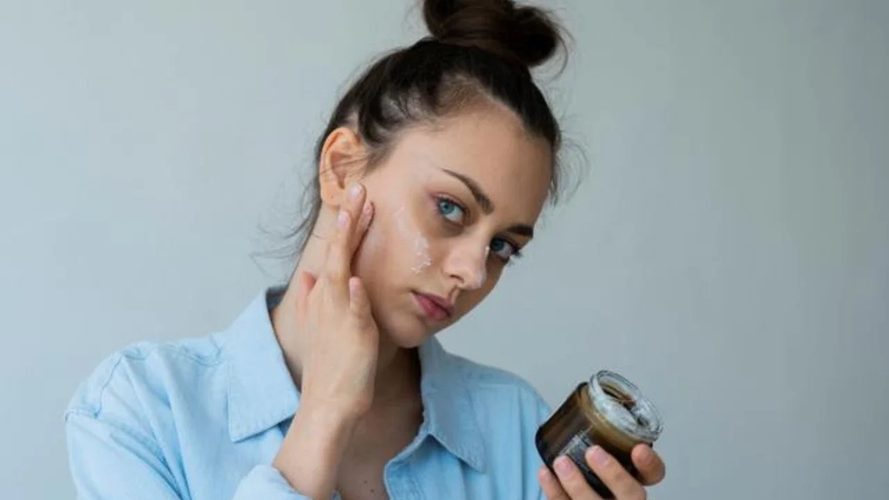 Lakukan perawatan kulit wajah secara rutin dengan langkah sederhana seperti membersihkan, melembabkan, dan memakai sunscreen setiap hari. (Foto: cookie studio/Freepik)