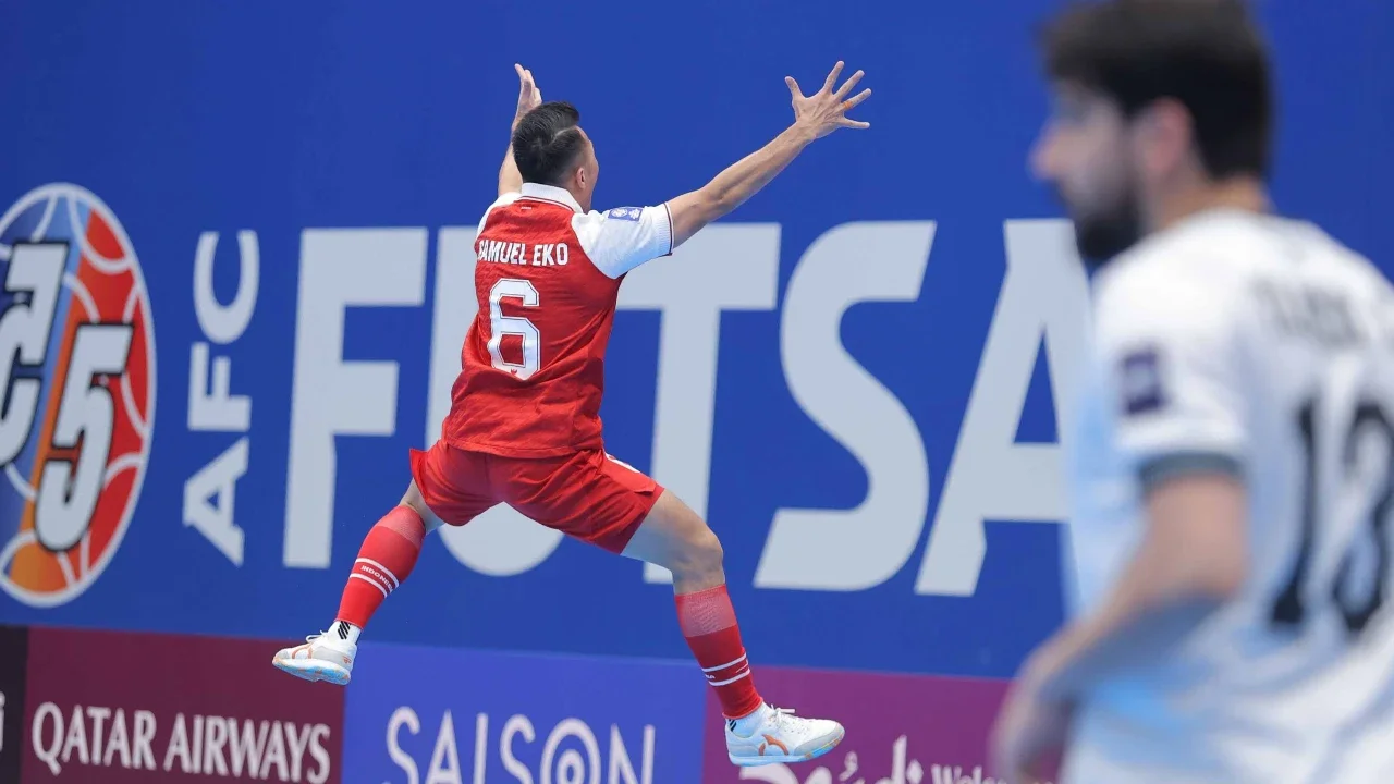 Pemain Timnas Futsal Indonesia, Samuel Eko, melakukan selebrasi setelah mencetak gol ke gawang Irak dalam laga Grup A Piala Asia Futsal 2026 di Indonesia Arena, Jakarta, Sabtu (31/1/2026).