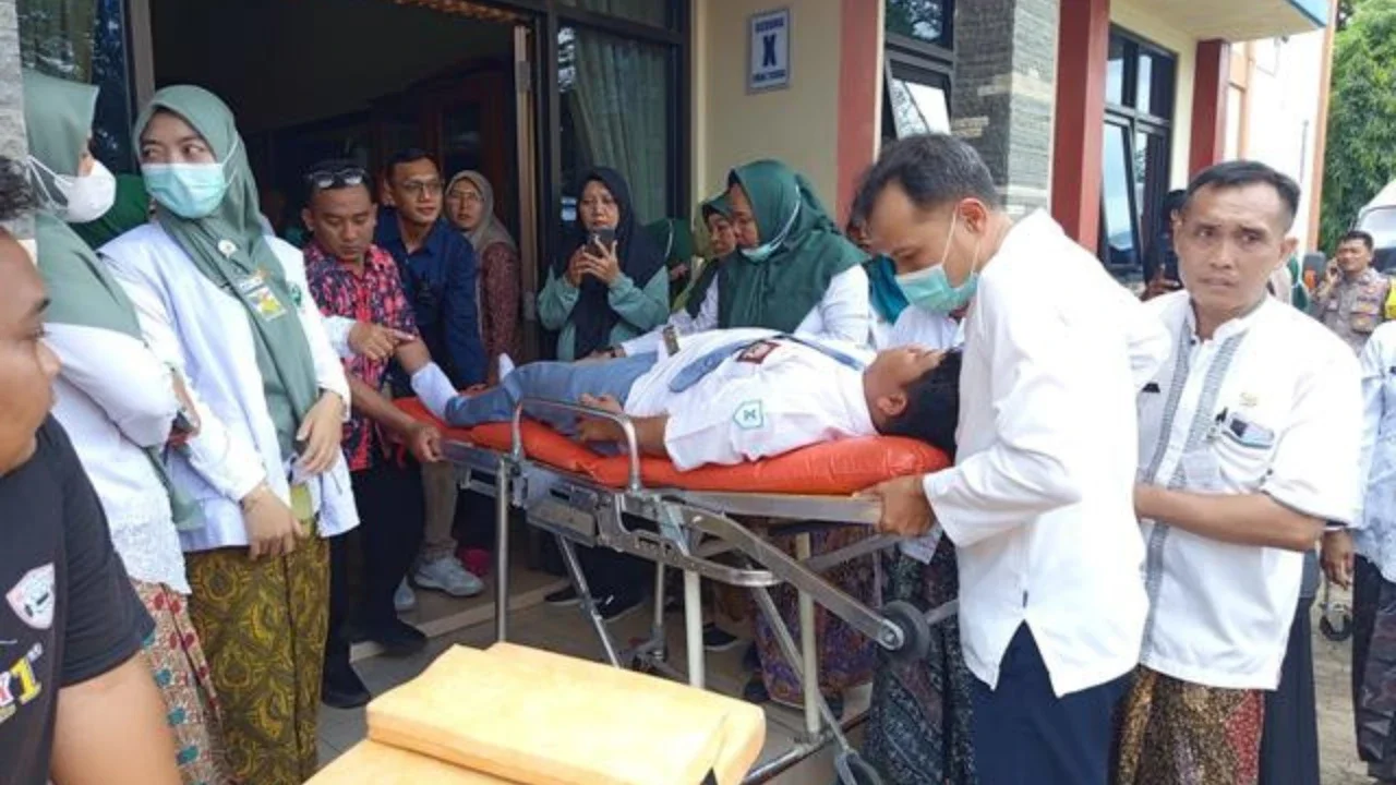 Kasus keracunan massal di SMA 2 Kudus yang menghebohkan warga. (Liputan6.com/Arief Pramono)