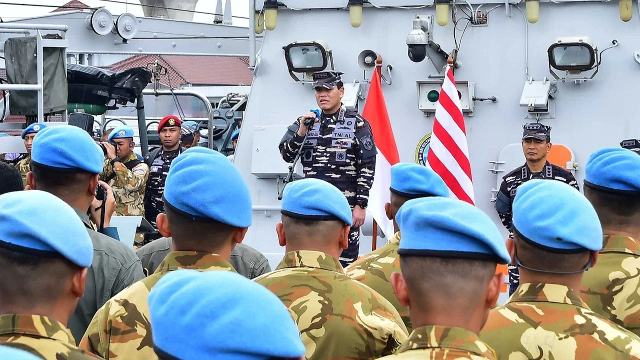 Kasal Laksamana TNI  Muhammad Ali menyambut kepulangan 120 prajurit Satgas MTF TNI Kontingen Garuda XXVIII-P/UNIFIL usai menuntaskan misi perdamaian PBB di Lebanon di Dermaga Kolinlamil, Jakarta Utara, Minggu (01/02/2026).