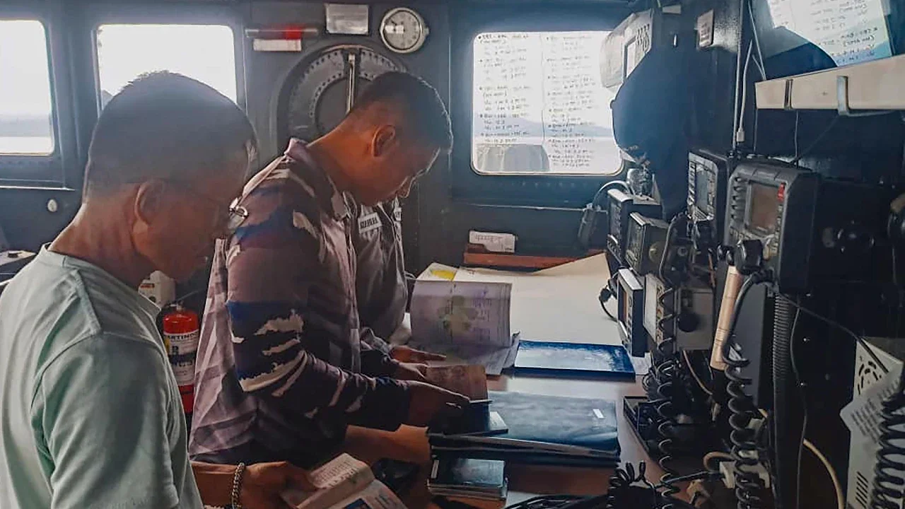 Prajurit  TNI Angkatan Laut KRI Tongkol-813 mengamankan Tug Boat SM XI dan Tongkang Dragon Sea yang mengangkut limbah B3 di perairan Selat Tioro, Sulawesi Tenggara,  Senin (09/02/2026).