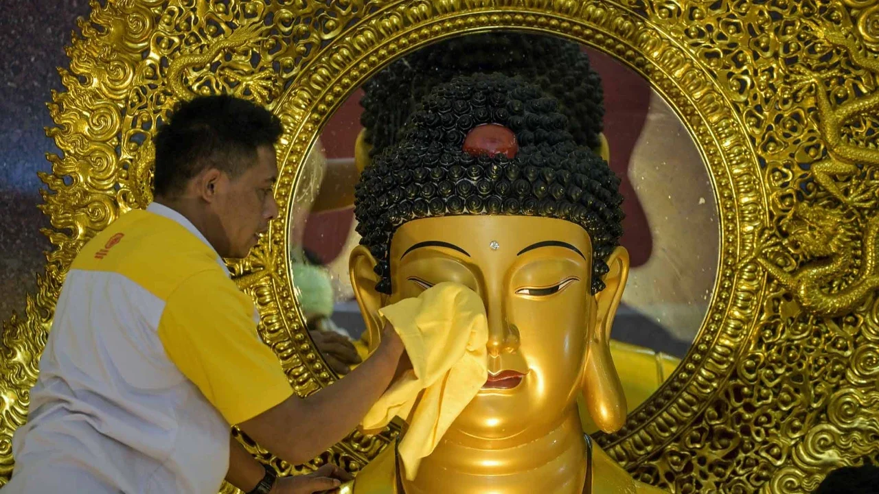 Warga membersihkan patung Buddha jelang perayaan Tahun Baru Imlek 2026 di Vihara Buddhayana Surabaya, Senin (09/02/2026).