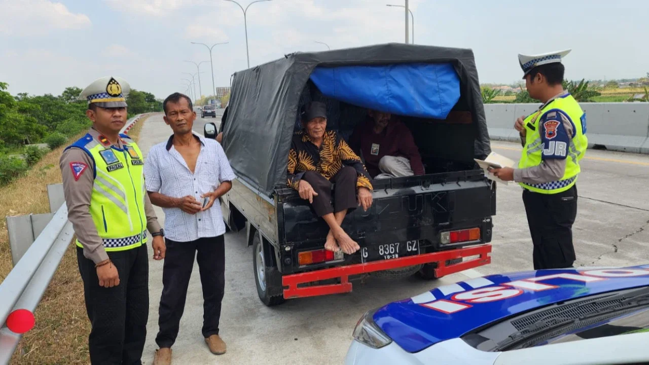 Aksi Nekat Sopir Pikap Angkut Penumpang di Bak Terbuka Lintasi Jalan Tol Brebes–Batang, Endingnya Diadang, Ditilang dan Diusir