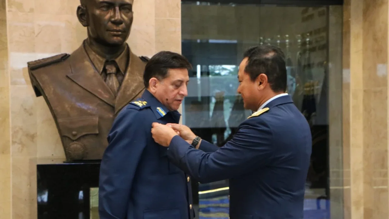 Kasau Marsekal TNI M Tonny Harjono menyambut Chief of Air Staff Pakistan Air Chief Marshal Zaheer Akhmad Babar dalam kunjungan kehormatan di Mabes TNI AU Cilangkap Jakarta, Selasa (10/02/2026).