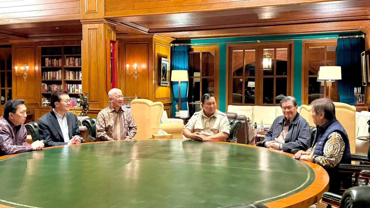 Seskab Teddy Bocorkan Isi Pertemuan Prabowo dan 5 Pengusaha Kakap RI Selama 4,5 Jam