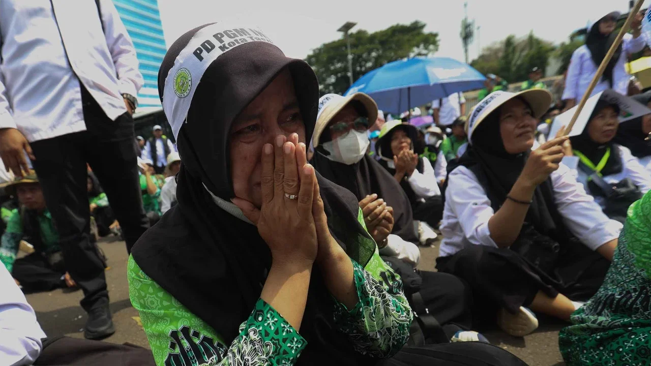 Ratusan guru madrasah swasta dari berbagai daerah di Indonesia  melakukan aksi di depan Gedung DPR/ MPR, Jakarta, Rabu (11/02/2026)