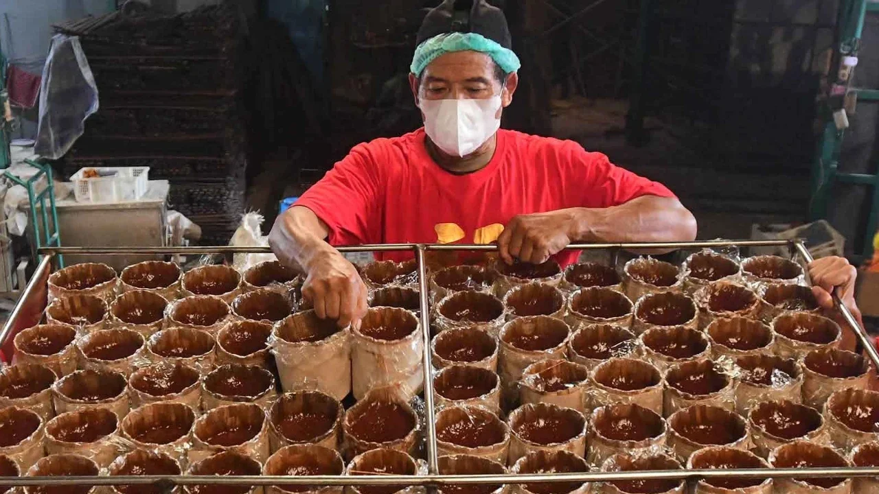 Warga menyelesaikan pembuatan kue keranjang di Pabrik Kue Hoki di kawasan Sawangan, Depok, Jawa Barat, Rabu  (11/02/2025).