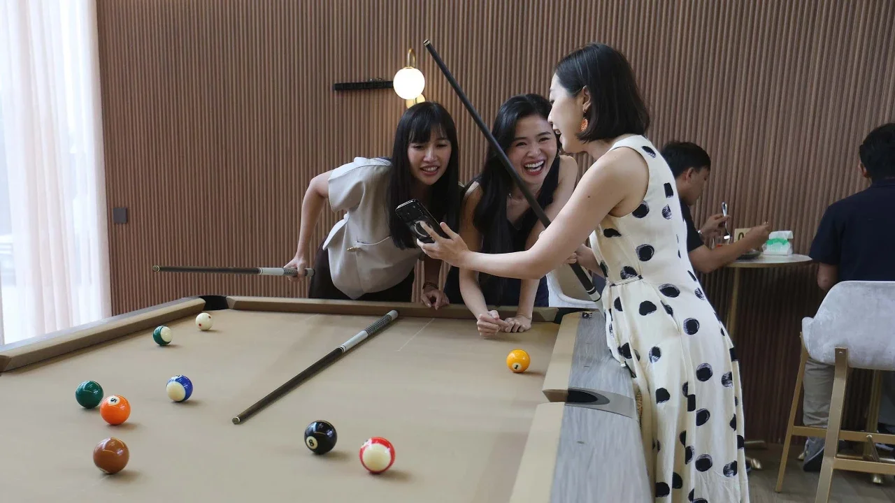 Pengunjung menikmati suasana bermain billiard di Gowadra Billiard, Pantai Indah Kapuk 2, Jakarta, Rabu (11/02/2026).