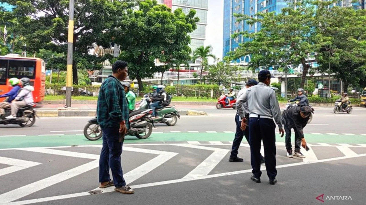 Bikin Resah, Pria Bertopeng Malam-Malam Cungkil Belasan 'Mata Kucing' di Cawang Lalu Dimasukkan ke Karung