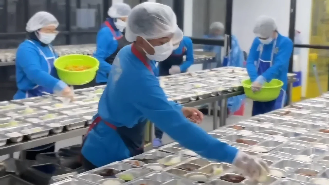 Sejumlah pegawai melakukan pengemasan makanan untuk program MBG di dapur SPPG Mampang 1 Pancoran Mas, Depok. (Foto: Liputan6.com/Dicky Agung Prihanto)