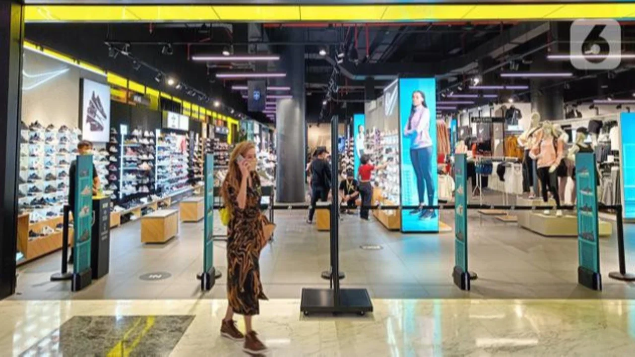Petugas melakukan penyemprotan disinfektant dengan sinar UV di area kaca Lippo Mall Puri, Jakarta, Rabu (3/6/2020). Lippo Malls Indonesia (LMI) menyiapkan prosedur dengan menerapkan protokol