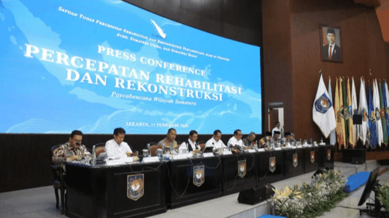 Kepala BNPB Letjen TNI Suharyanto bersama jajaran Menteri Kabinet dalam konferensi pers Percepatan Rehabilitasi dan Rekonstruksi Pascabencana Wilayah Sumatera di Gedung Kemendagri, Jakarta Pu