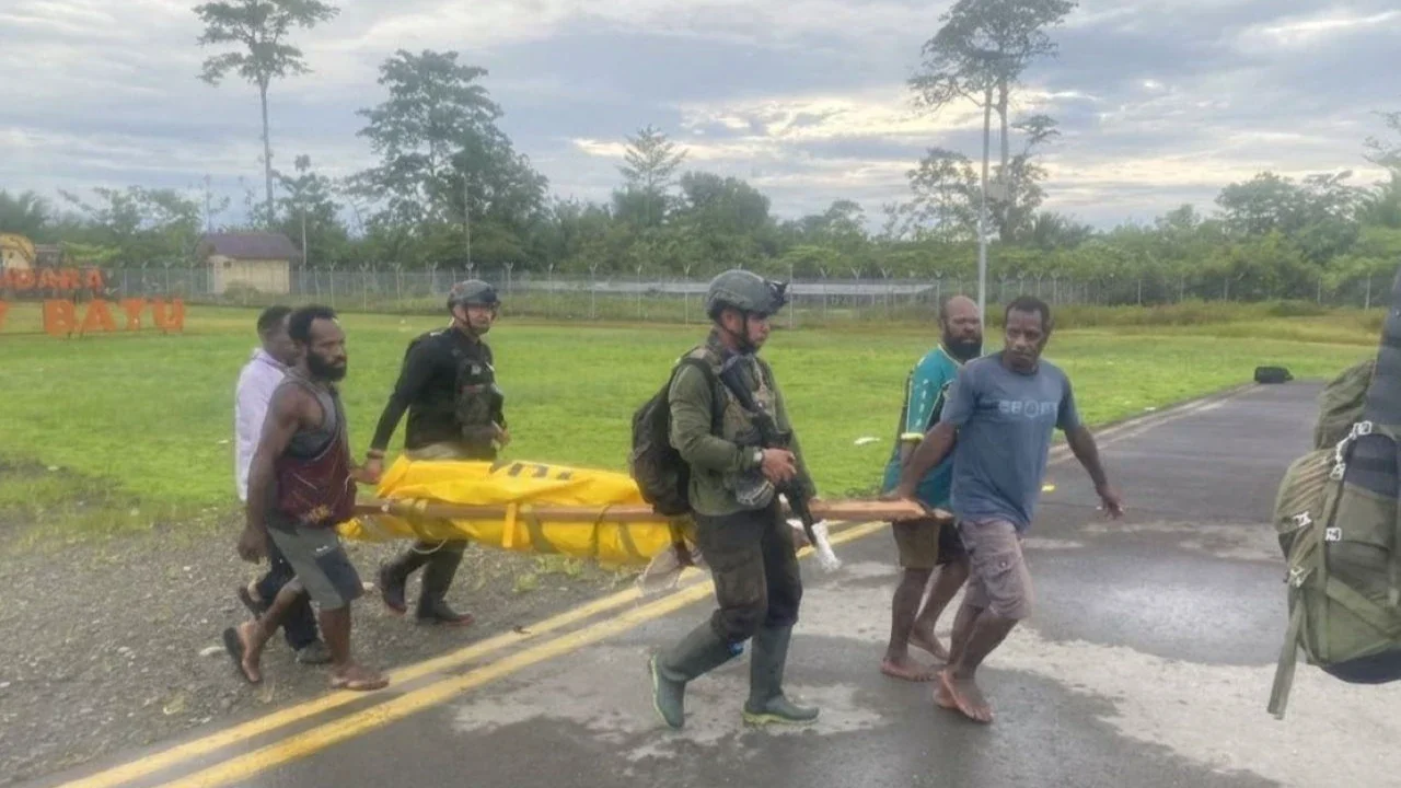 TNI-Polri Evakuasi Pilot dan Co-Pilot Smart Air yang Tewas Ditembaki di Papua