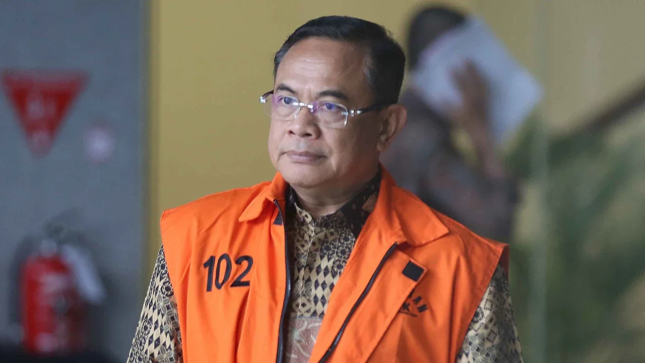 Bupati Pati nonaktif, Sudewo, berjalan menuju mobil tahanan usai menjalani pemeriksaan di Gedung Merah Putih Komisi Pemberantasan Korupsi (KPK), Jakarta, Kamis (12/2/2026).