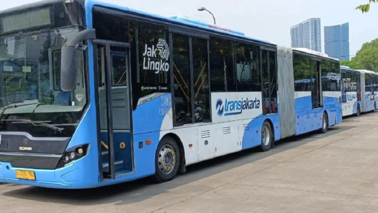 Motor Masuk Kolong Bus Transjakarta di Cijantung, Pengendara Selamat