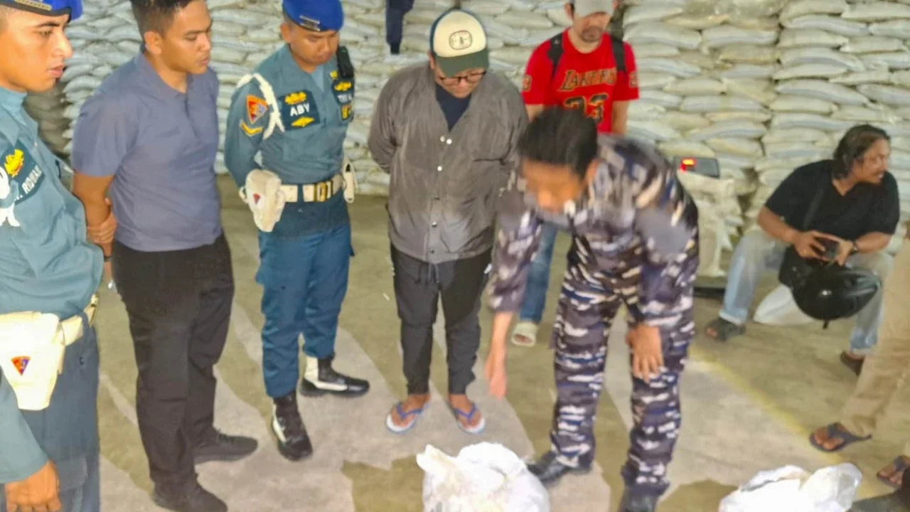Personel TNI AL mengamankan barang bukti mineral yang diduga berasal dari aktivitas tambang ilegal di gudang kawasan Pangkal Balam, Pangkal Pinang, Jumat (13/02/2026).