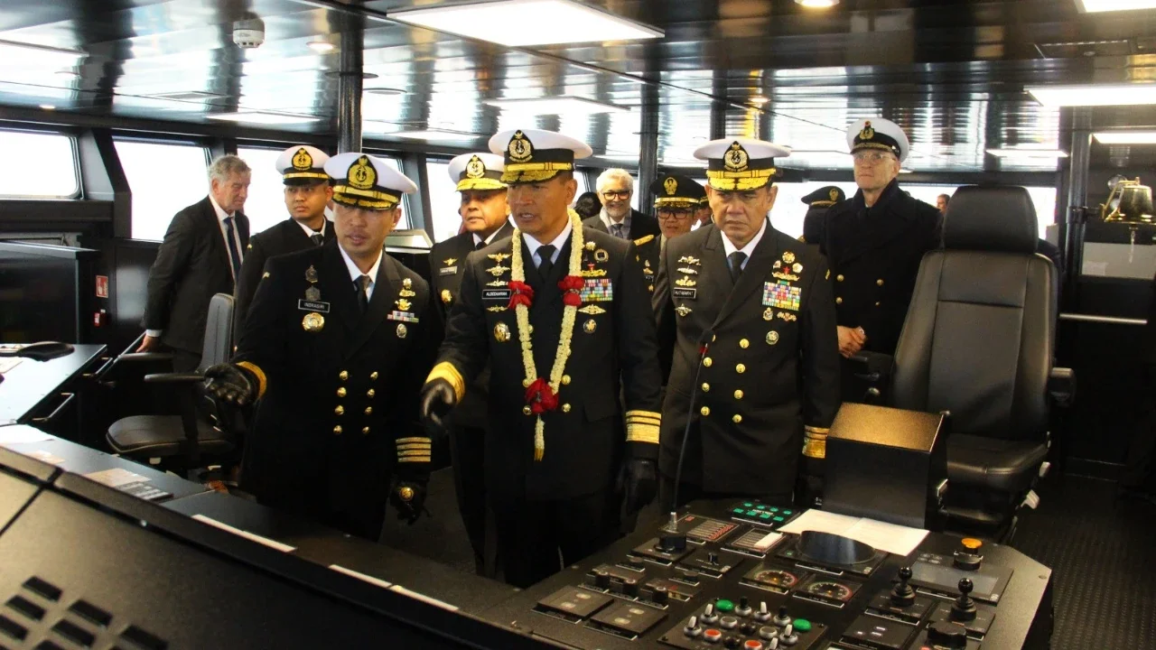 Wakil Kepala Staf Angkatan Laut Laksdya TNI Erwin S. Aldedharma saat memimpin prosesi peresmian KRI Canopus-936 di galangan Abeking & Rasmussen, Lemwerder, Jerman, Kamis (12/02/2026) waktu setempat.