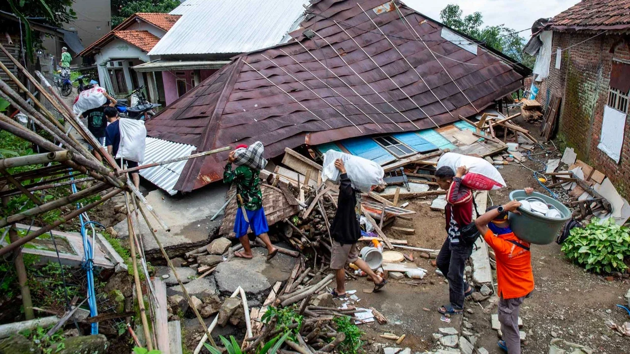 PSI Tinjau Warga Terdampak Tanah Bergerak di Kabupaten Tegal
